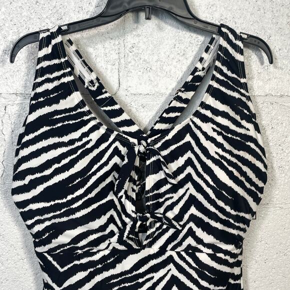 California Waves Juniors' Plus Size Printed Knot-Front 1 Piece Swimsuit, 2X - Picture 4 of 12